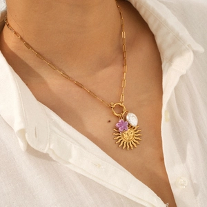 18k vergoldete Edelstahlhalskette mit Sonne und Perle, an einem Model getragen