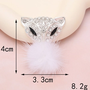 Makroansicht des Fuchsanhängers mit Strass und Pelzball inklusive 4x3,3cm Größenangabe