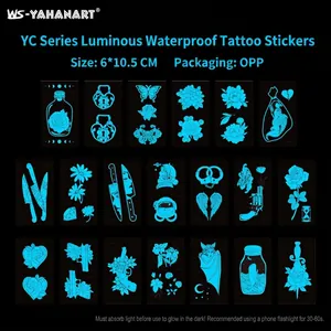 Detailansicht wasserfester Leichttattoos mit Schmetterling und Astronauten Motiven