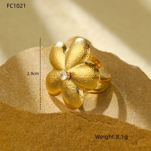 Macro shot of gold floral ring with zircon on stone, model FC1021, weight 8.1g
