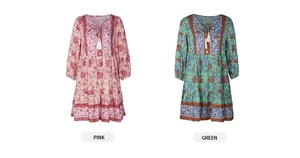 Dettaglio degli abiti bohémien rosa e verde con motivi floreali e decorazioni nappe