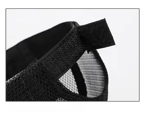Dettaglio del cinturino in velcro regolabile sul cappello da baseball in rete nera