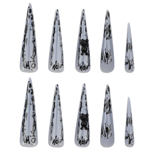 Uñas postizas stiletto extra largas con letras graffiti y dijes de osos en 3D