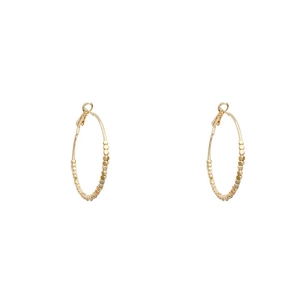 Große goldene Creolen mit Perlendetail und 925er Silberstift für einen eleganten Look