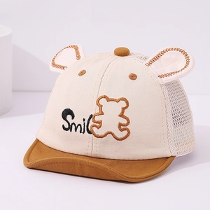 Detailansicht der Baby-Mütze mit Smile-Stickerei und 3D-Bärenohren auf atmungsaktivem Netzstoff