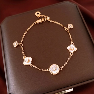 Détail d'un bracelet fleuri plaqué or 18 carats avec pétales en nacre et zircons brillants