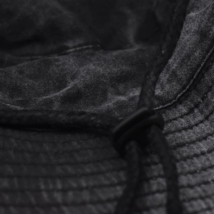 Detail eines Fischerhuts aus Baumwolle mit Vintage-Textur und verstellbarem Kordelzug