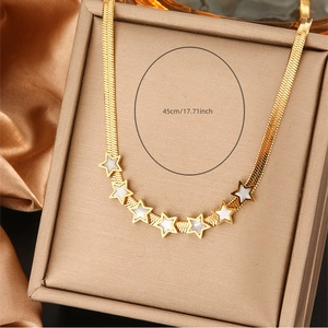 Détail du collier chaîne serpent plaqué or 18K avec sept pendentifs étoiles en émail