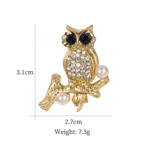Détail de la broche hibou dorée avec strass, perles et dimensions du produit