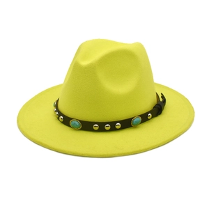 Détail du chapeau fedora en feutre jaune avec ruban en cuir orné de turquoise et de clous