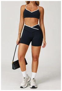 Detail von schwarzem Sport-BH und V-Form-Shorts mit weißer Kontrast-Einfassung