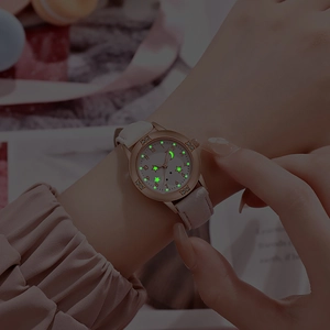 Cadran étoilé lumineux avec lunette en strass sur montre femme en or rose