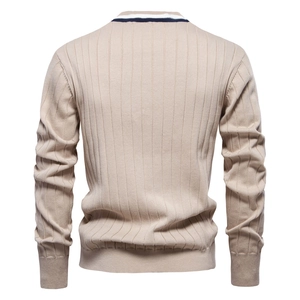 Dettaglio del cardigan beige da uomo con trama a costine e scollo a V a righe sul retro