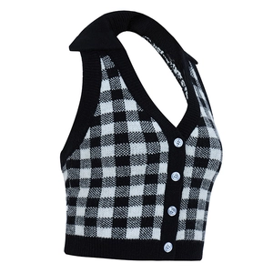 Dettaglio del gilet in maglia a scacchi bianco e nero con scollo a V e bottoni