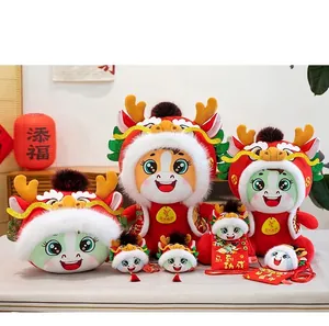 Rode pluche paardenmascottes met drakenhoofddeksel voor Chinees Nieuwjaar geschenken.