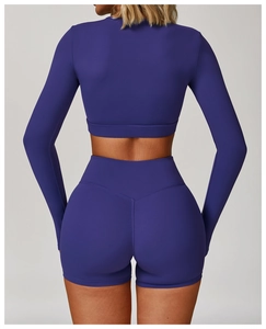 Vue arrière de l'ensemble de yoga bleu foncé sans couture avec haut court et short taille haute