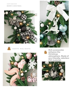Détails de couronne de Noël avec renne blanc, nœud écossais et lumières LED