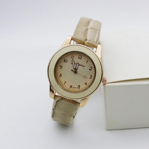 Detailansicht der Roségold-Modeuhr mit Zifferblatt und beigem Krokodillederarmband
