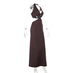 Vue latérale d'une robe longue dos nu café foncé avec découpes latérales et design sexy