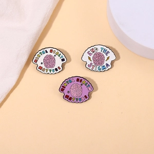 Gros plan de badges en émail colorés Mental Health Matters et End the Stigma