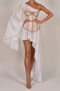 Detail eines weißen Chiffon-Kleides mit Korsett-Taille und asymmetrischem Saumdesign