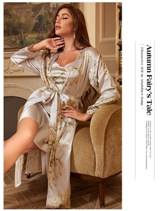 Eleganter champagnerfarbener Pyjama aus Seidensatin mit Blumenmuster in gemütlicher Umgebung