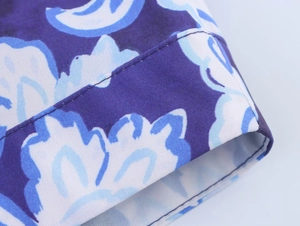 Gros plan détaillé de l'imprimé floral bleu et blanc avec des coutures de haute qualité