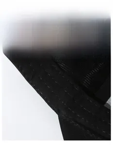 Gros plan du bandeau de sudation élargi et des coutures sur la casquette noire