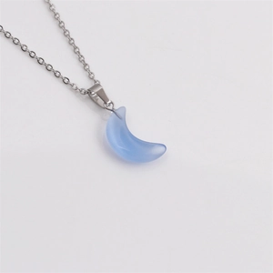 Collier élégant en chaîne argentée avec un pendentif lune en cristal bleu givré