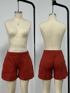 Vista frontale e posteriore degli shorts di jeans rossi a vita alta su un manichino