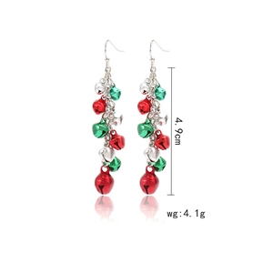 Vue détaillée de longues boucles d'oreilles de Noël avec cloches rouges et vertes, 4,9 cm