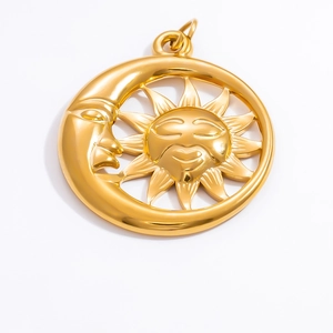 Détail du pendentif soleil et lune en acier inoxydable plaqué or 18k pour bijoux DIY