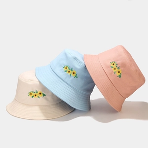 Lot de 3 bobs en coton avec broderie tournesol en beige, bleu clair et rose pastel