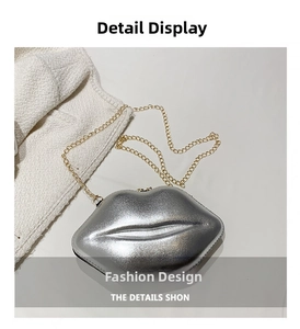 Detailansicht der silbernen Clutch in Lippenform mit Glitzer-Finish und goldener Kette