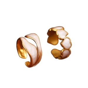 2-piece set of adjustable stainless steel rings with gold plating and white enamel heart motifs