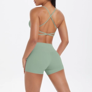 Détail du soutien-gorge de yoga dos croisé vert menthe et short de sport taille haute