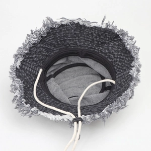 Dettaglio cappello pescatore denim grigio scuro con bordi sfrangiati e cordino regolabile
