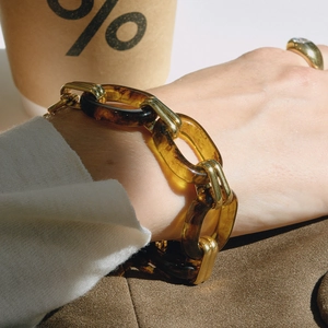 Retro 18K gold stainless steel chain bracelet with amber resin links and OT buckle