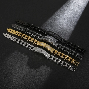 Vista macro di bracciali biker in acciaio al titanio nei colori nero, oro, argento e canna di fucile