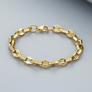 Vue détaillée du bracelet à maillons géométriques dorés polis avec fermoir mousqueton sûr