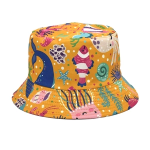 Dettaglio del cappello alla pescatora giallo in cotone con stampe di creature marine e pesci