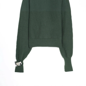 Pull en maille vert foncé avec col asymétrique et détail en métal argenté
