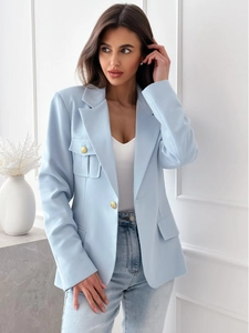 Dettaglio del blazer azzurro monopetto con bottoni metallici e tasche dal taglio slim