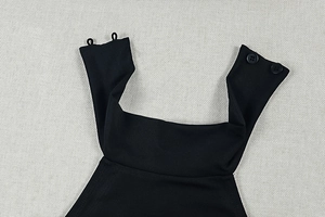 Détail de la fermeture dos nu noire avec deux boutons en résine et attaches boucles