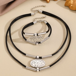 Set di collana e bracciale multistrato in cordino nero con pendenti a disco argentati