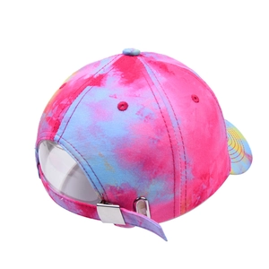Détail de casquette de baseball tie-dye avec dégradés rose et bleu et boucle