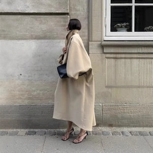Chic trench-coat long beige oversize avec col montant pour femme mode style de rue