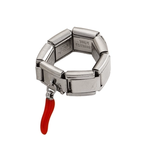 Details des Edelstahl-Modulararmbands mit einem leuchtend roten Chili-Anhänger