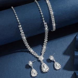 Vue détaillée de l'ensemble de bijoux de mariée en argent avec cristaux en goutte