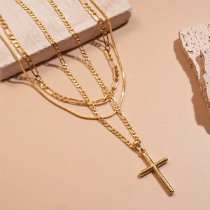 18 Karat vergoldete doppellagige Kette mit einem minimalistischen Kreuzanhänger